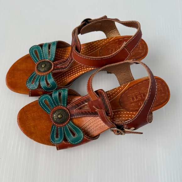 L’artiste philomena t-strap heeled sandals flower design and medallion size 37 - Picture 2 of 14